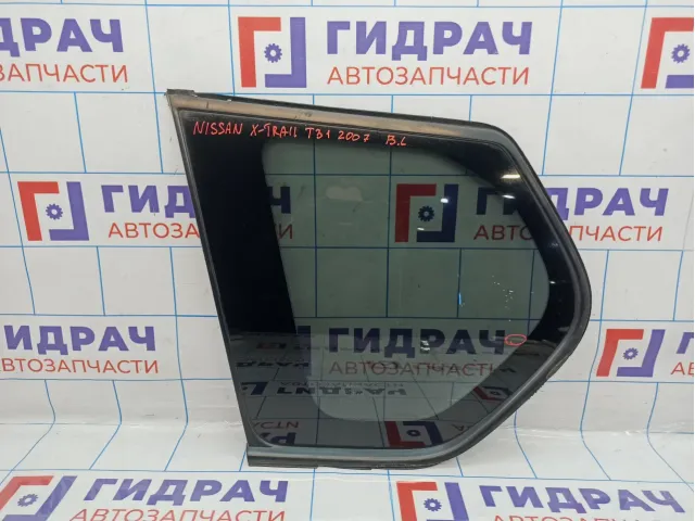 Стекло кузовное глухое левое Nissan X-Trail (T31) 83301-JG100. Дефект, дефект уплотнителя.