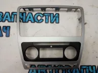 Накладка декоративная Skoda Octavia a5 1Z0858069BF Отличное  состояние