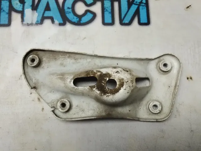 Кронштейн крепления крыла правый Skoda Octavia a5 1Z0810680A Отличное  состояние