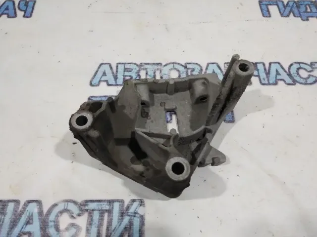 Кронштейн двигателя правый Opel Corsa D 5684190.