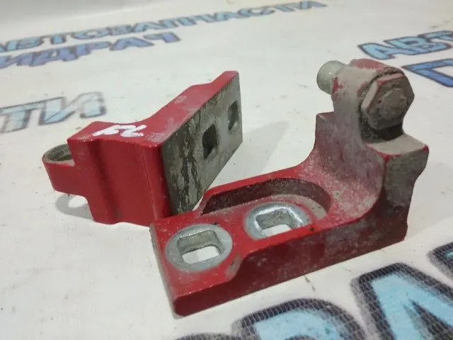 Петли двери передней левой Opel Corsa D 13180565