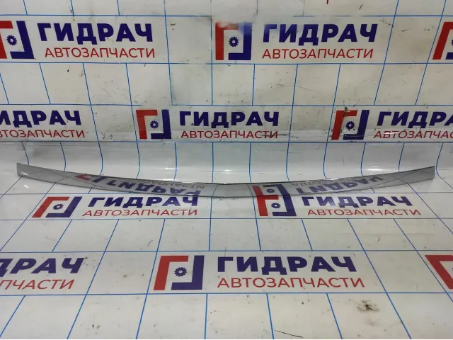 Накладка двери багажника Opel Antara (С145) 96661355. Сломано крепление.