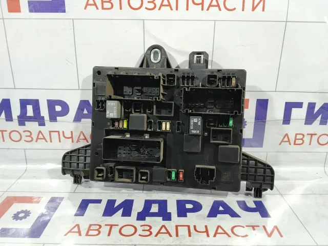 Блок предохранителей Opel Astra 13302300