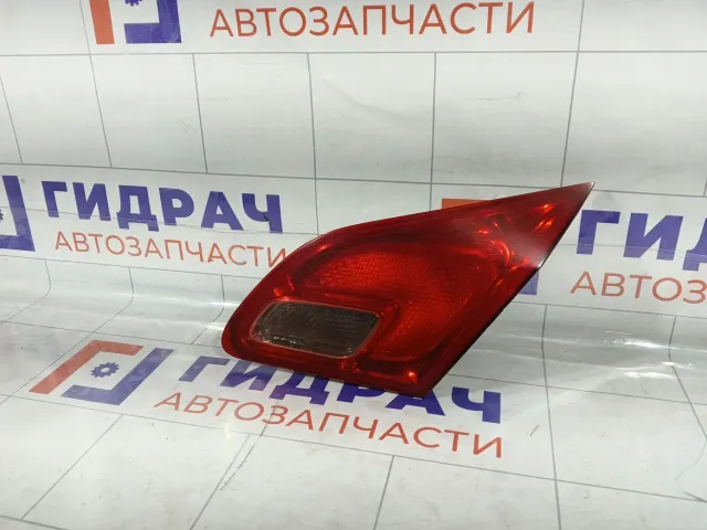 Фонарь задний внутренний правый Opel Astra 1222165