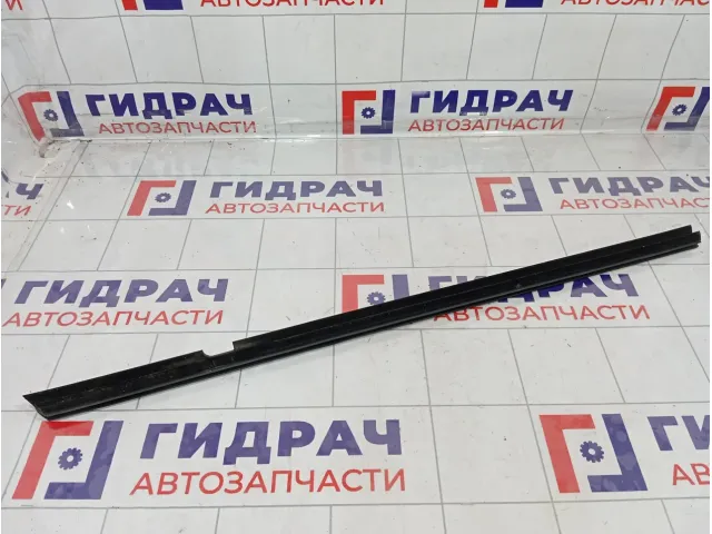 Уплотнитель стекла заднего правого Opel Astra (H) 24468025