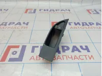 Кнопка стеклоподъемника задняя правая Opel Astra (J) 13301888. Дефект накладки.