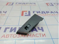 Кнопка стеклоподъемника передняя правая Opel Astra (J) 13301886. Дефект накладки.
