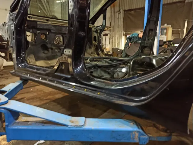 Порог со стойкой левый Opel Astra (J) . Вмятина.