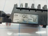 Корпус блока предохранителей Opel Astra J 13302305. Дефект.