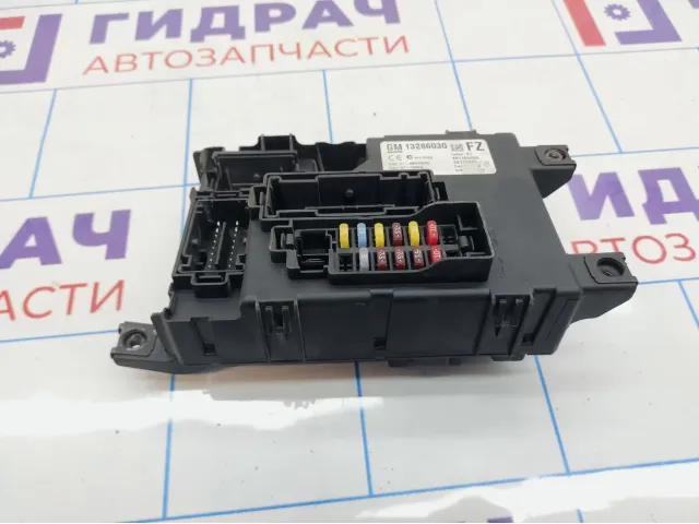 Блок предохранителей Opel Corsa D 13286030
