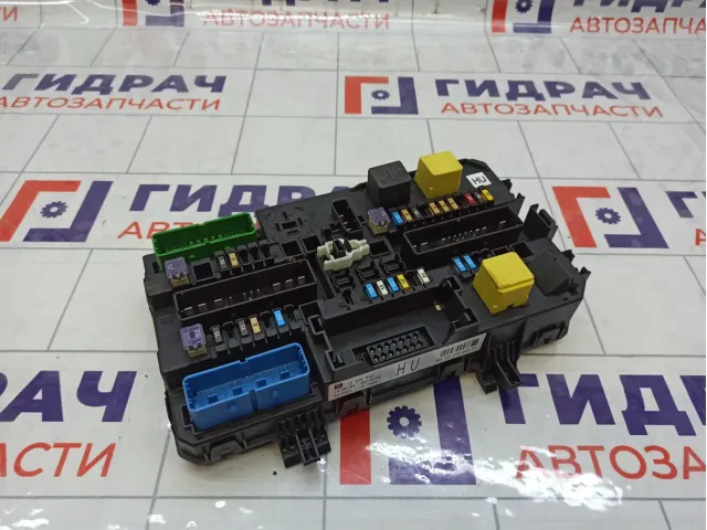 Блок предохранителей Opel Zafira 13220832