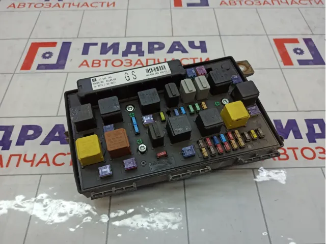 Блок предохранителей Opel Zafira 13206746