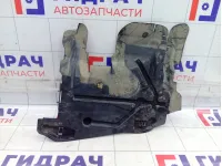 Дефлектор радиатора левый Peugeot 2008 9677962980