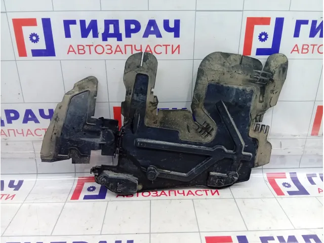 Дефлектор радиатора правый Peugeot 2008 9677962880