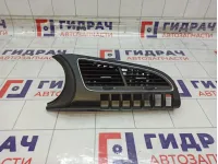 Дефлектор воздушный центральный Peugeot 3008 823113