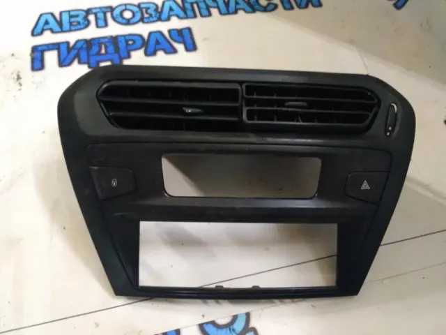 Рамка магнитолы Peugeot 301