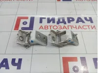 Петли двери передней правой Peugeot 301