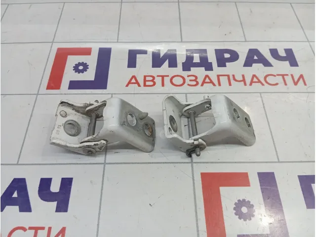 Петли двери задней правой Peugeot 301