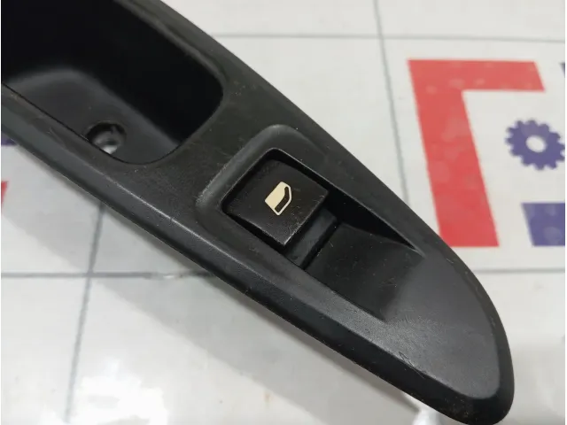 Кнопка стеклоподъемника заднего правого Peugeot 308 649030