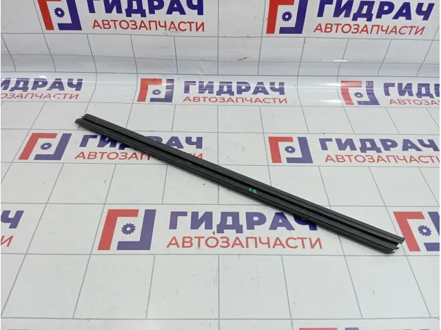 Уплотнитель стекла переднего правого Peugeot 308 9310K9