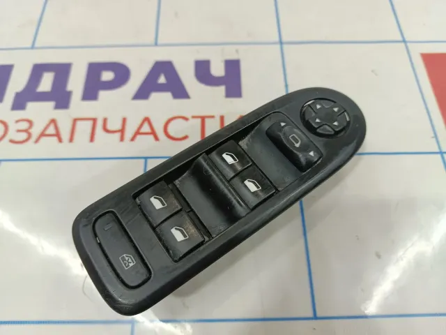 Блок управления стеклоподъемниками Peugeot 408 96775236ZD
