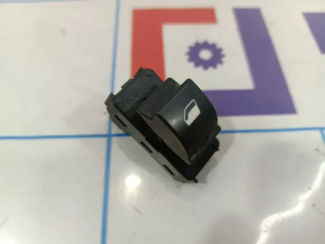 Кнопка стеклоподъемника передняя правая Peugeot 408 96775245ZD