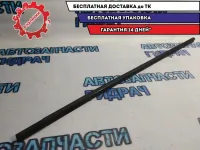 Накладка стекла переднего левого Kia Rio 3 822104Y000.
