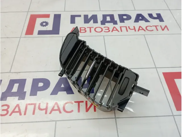 Дефлектор воздушный центральный левый Renault Kaptur 687604547R