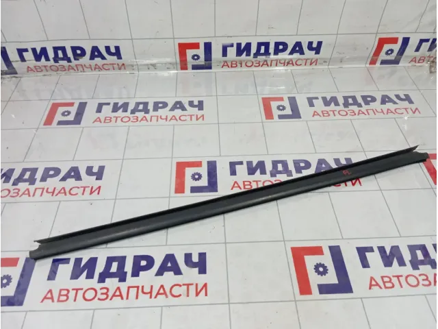 Уплотнитель стекла переднего левого Renault Duster 8200760256