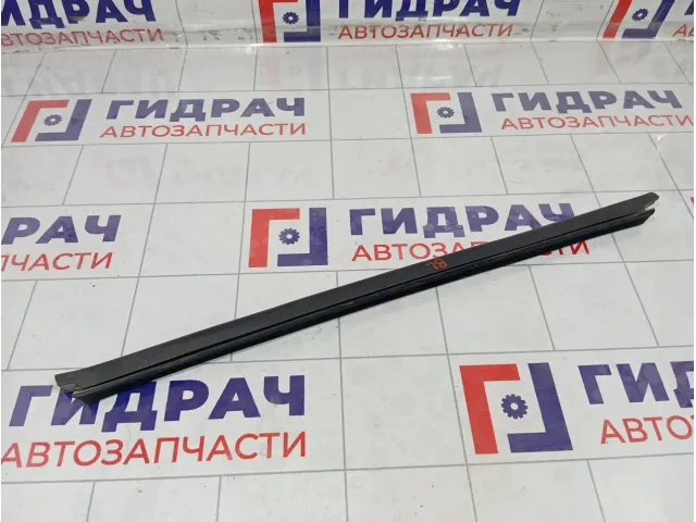 Уплотнитель стекла заднего левого Renault Duster 823310035R