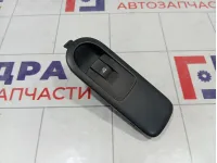 Кнопка стеклоподъемника передняя правая Renault Duster