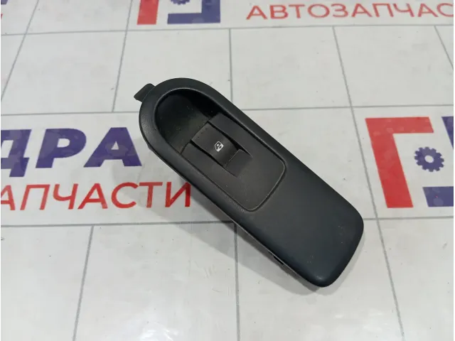 Кнопка стеклоподъемника передняя правая Renault Duster