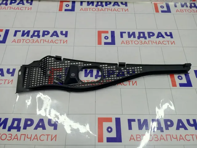 Решетка под лобовое стекло (Жабо) правая Renault Duster 8200294316