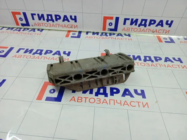 Кронштейн коллектора впускного Renault Duster 7700110112