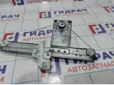 Стеклоподъемник механический задний правый Renault Duster 8200733830