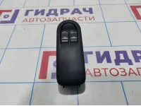 Блок управления стеклоподъемниками Renault Duster 8200108269