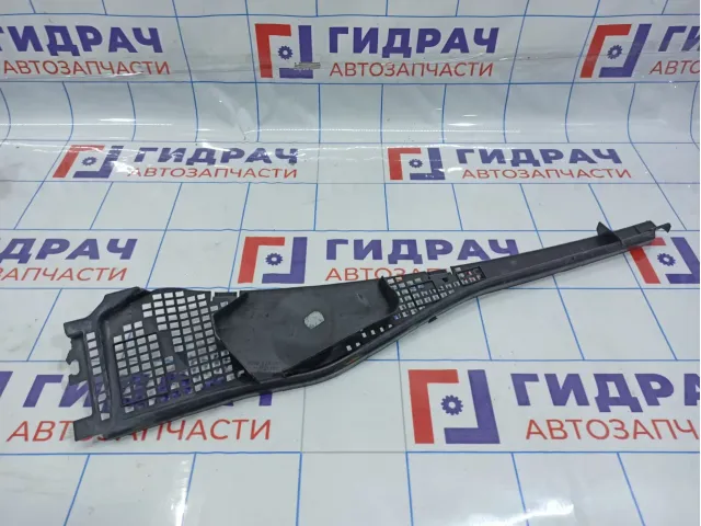 Решетка стеклоочистителей левая Renault Duster 8200825457