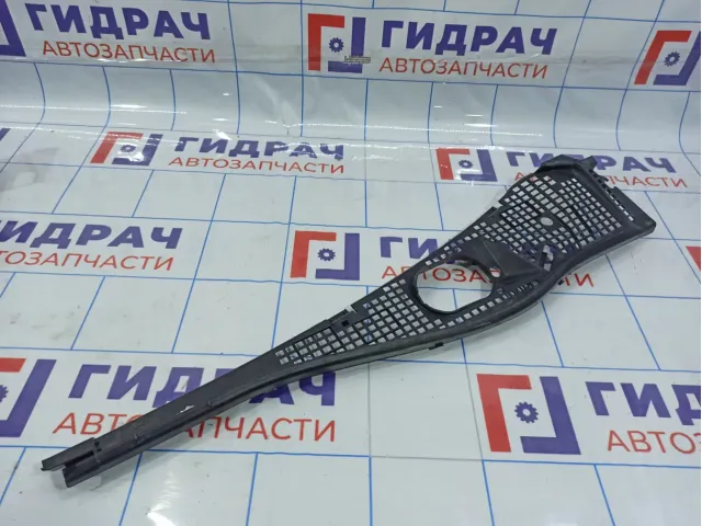 Решетка стеклоочистителей правая Renault Duster 8200294316