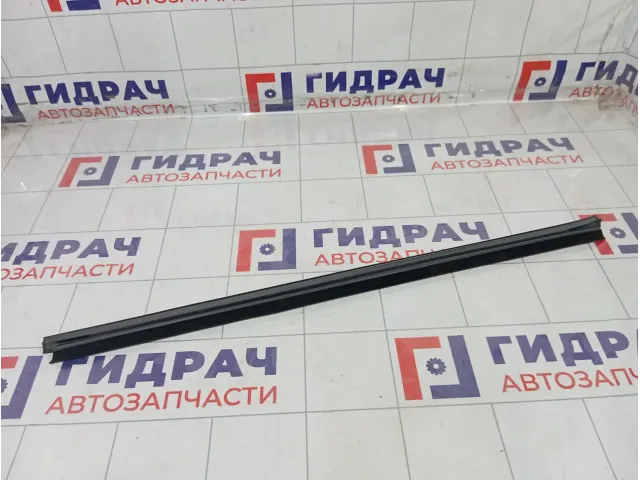 Уплотнитель стекла переднего левого Renault Duster 8200760256