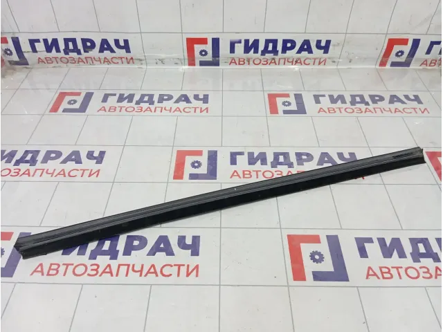 Уплотнитель стекла переднего правого Renault Duster 8200760255