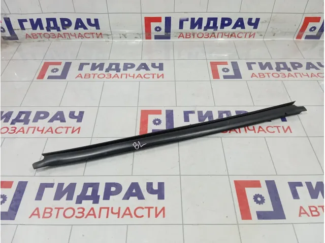Уплотнитель стекла заднего левого Renault Duster 823310035R