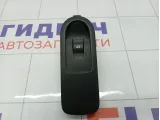 Кнопка стеклоподъемника передняя правая Renault Duster 8200476809