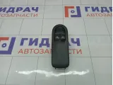 Блок управления стеклоподъемниками передний левый Renault Duster 8200108269