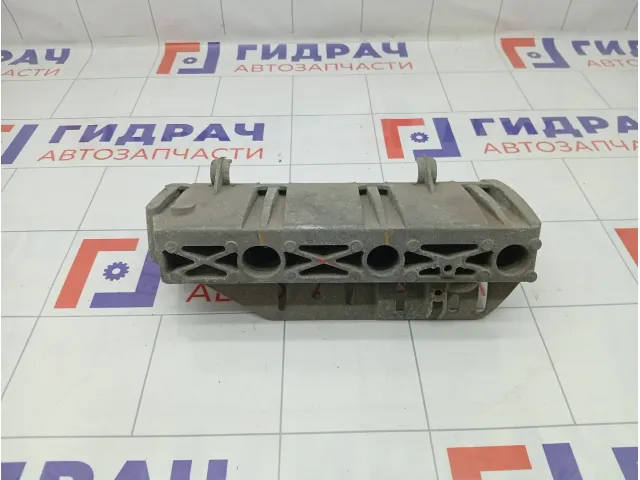 Кронштейн коллектора впускного Renault Duster 7700110112