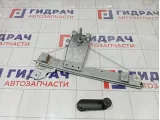 Стеклоподъемник механический задний правый Renault Duster 8200733830