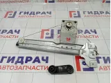 Стеклоподъемник механический задний правый Renault Duster 8200733830