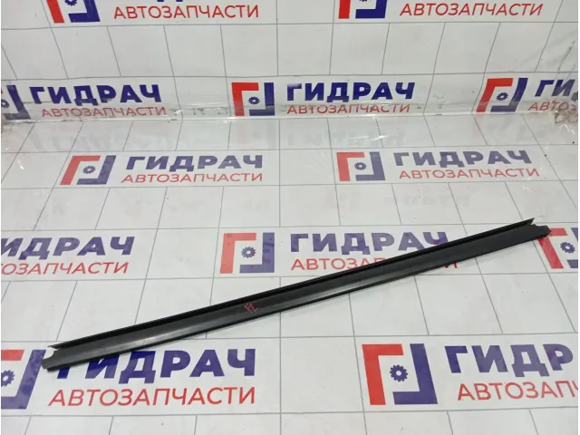Уплотнитель стекла переднего левого Renault Duster 8200760256