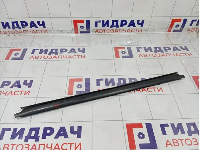 Уплотнитель стекла заднего левого Renault Duster 823310035R