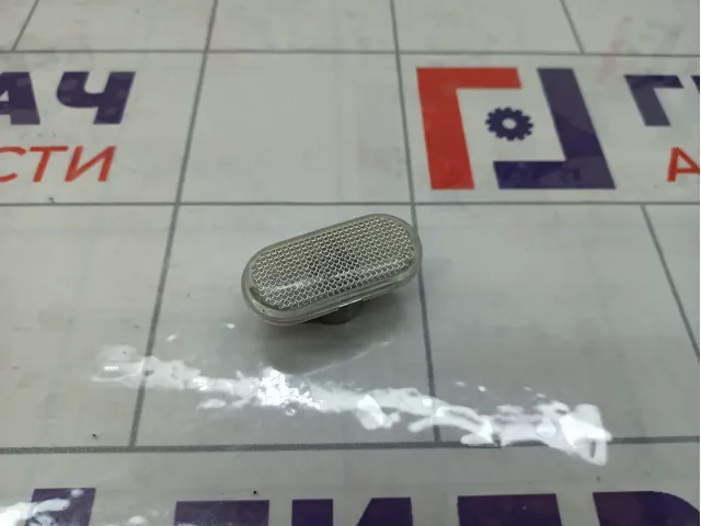 Повторитель на крыло Renault Duster 8200257684