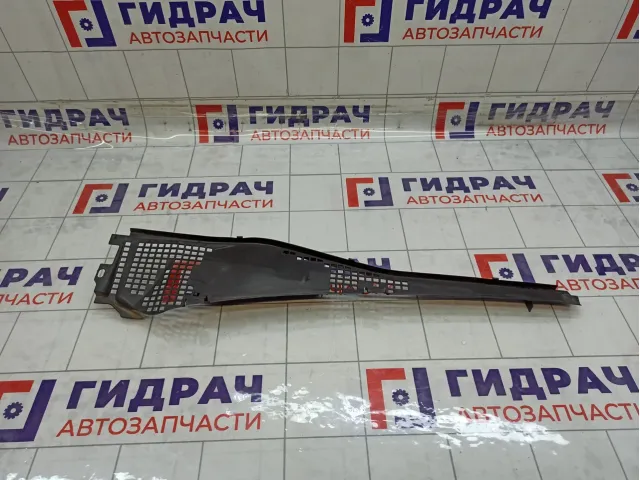 Решетка под лобовое стекло (Жабо) левая Renault Duster 8200825457